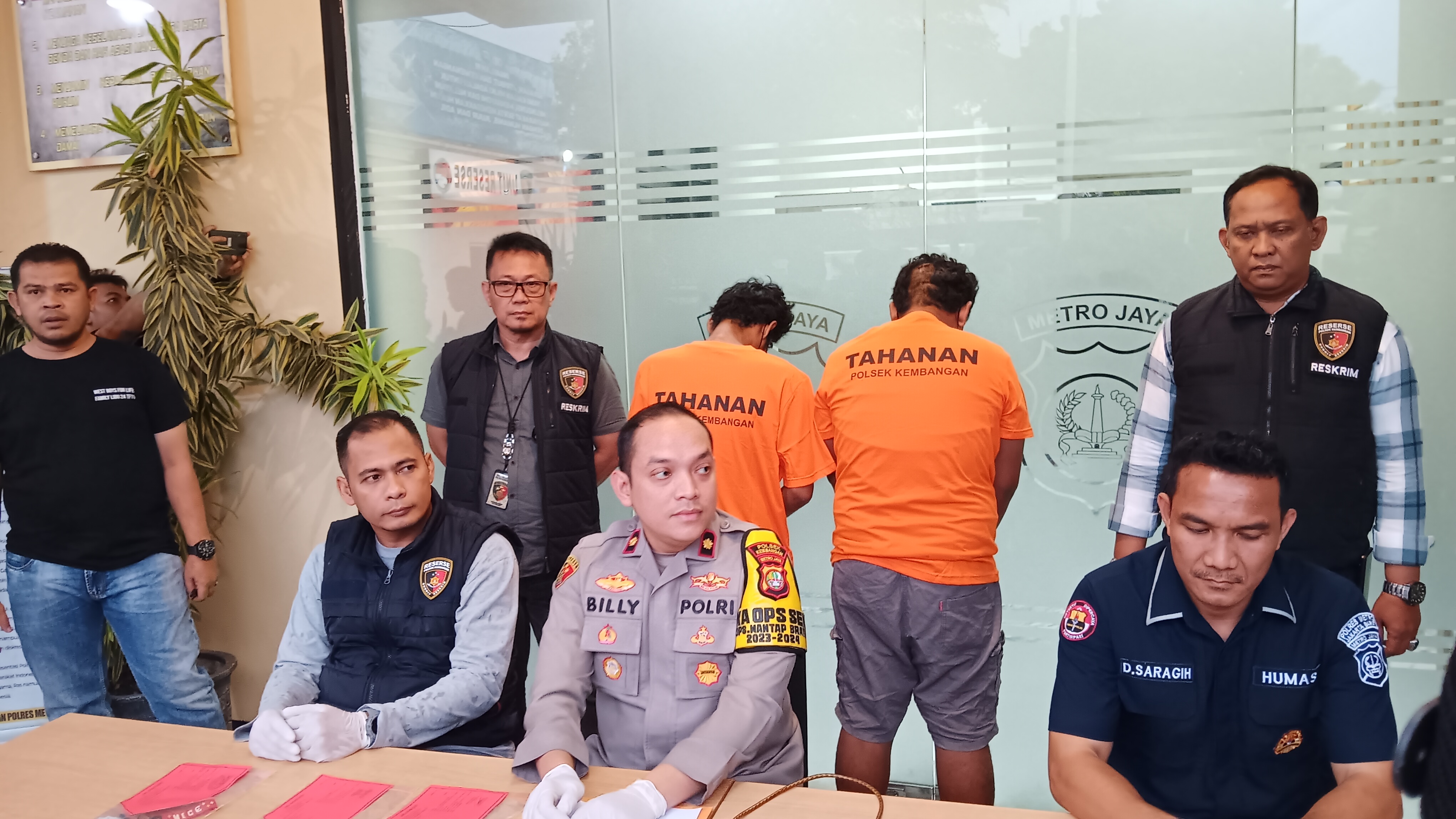 Dua pria buruh panggul di perusahaan ekspedisi ditangkap polisi usai melakukan pencurian disertai kekerasan terhadap seorang driver taksi online. (IST) - Image