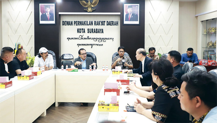 DISKUSI: Wakil Ketua DPRD Surabaya A.H. Thony menerima PT Indonesia Mandarin Export Xentra, perusahaan dari Kota Zhengzhou, Tiongkok, membahas potensi kerja sama yang bisa dilakukan di kantor dewan. - Image