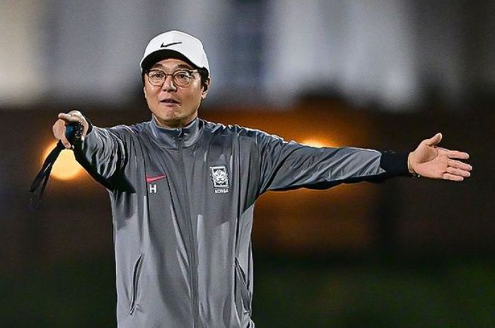 KARTU MERAH: Hwang Sun-hong menerima kartu merah karena sempat bersitegang dengan pemain Timnas Indonesia U-23 di pinggir lapangan pada perempat final Piala Asia U-23. (KFA) - Image