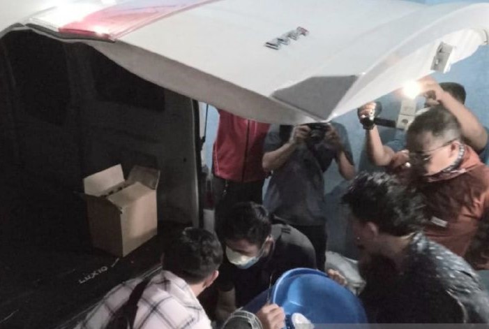 Personel Kodim 0201 Medan melakukan penggerebekan gudang oplosan minuman keras. - Image