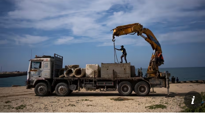 Warga Palestina membawa balok-balok semen ke dermaga yang dapat digunakan untuk membawa bantuan kemanusiaan ke Gaza pada bulan Maret. Sumber Foto: Fatima Shbair/AP - Image