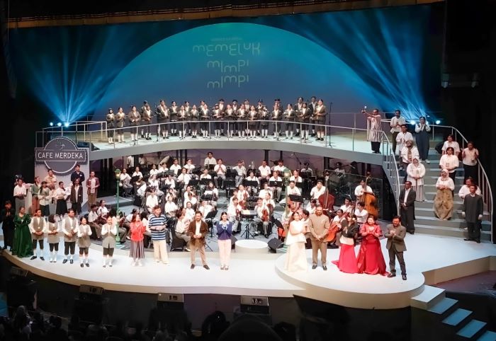 Pementasan konser musikal Memeluk Mimpi-Mimpi: Merdeka Belajar, Merdeka Mencintai berjalan sukses. Siswa-siswi SMKN 2 Kasihan Jogjakarta berkolaborasi dengan artis-artis Tanah Air. - Image