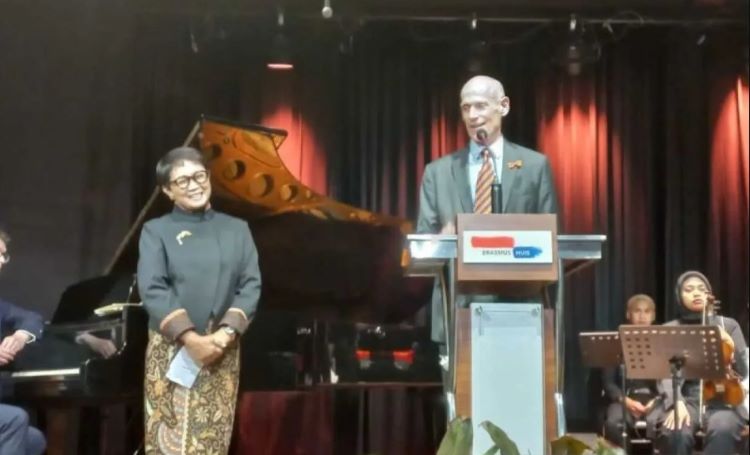 Duta Besar Belanda untuk Indonesia Lambert Grijns (kanan) menyampaikan sambutan, didampingi oleh Menteri Luar Negeri Indonesia Retno Marsudi dalam acara perayaan Hari Raja (King - Image