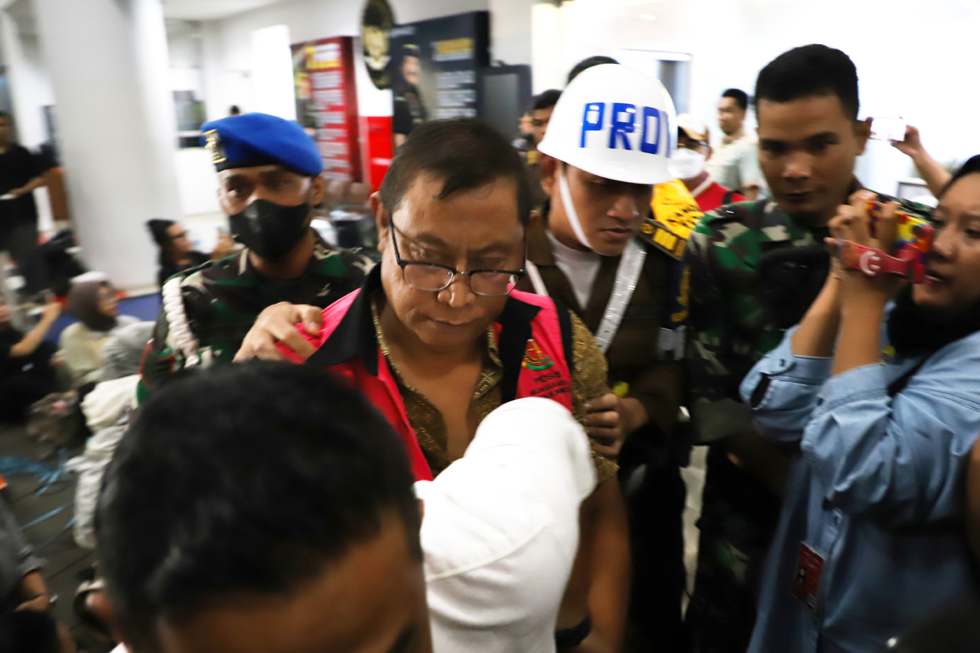 Mantan Kepala Dinas ESDM Bangka Belitung Suranto Wibowo ditahan usai diperiksa di Kejagung, Jakarta, Jumat (26/4/2024). - Image