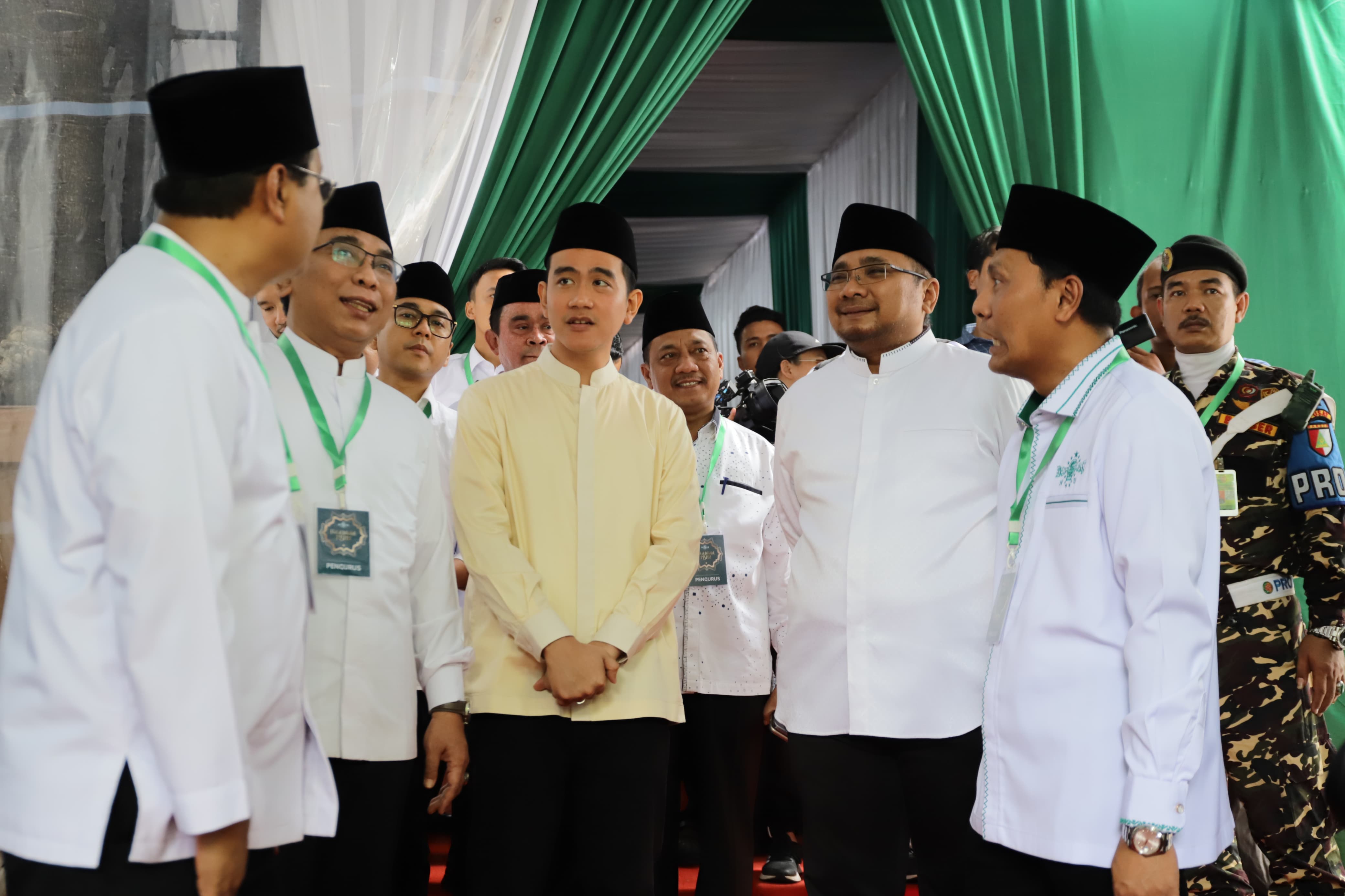 Wakil Presiden terpilih 2024 Gibran Rakabuming Raka bersama Ketua Umum PBNU Yahya Cholil Staquf, Menteri Agama RI Yaqut Cholil Qoumas saat halal bihalal di Kantor PBNU, Jakarta Pusat, Minggu (28/4/202 - Image
