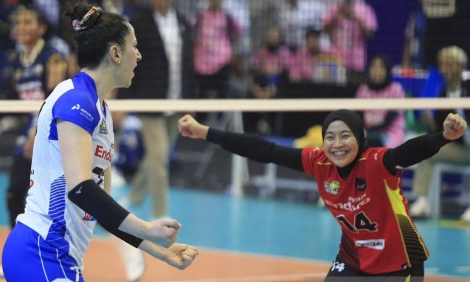 Gia (kiri) dan Dita Azizah berselebrasi usai mencetak poin dalam pertandingan Proliga 2024 melawan Gresik Petrokimia Pupuk Indonesia di GOR Amongrogo, Jogjakarta, Minggu (28/4). - Image