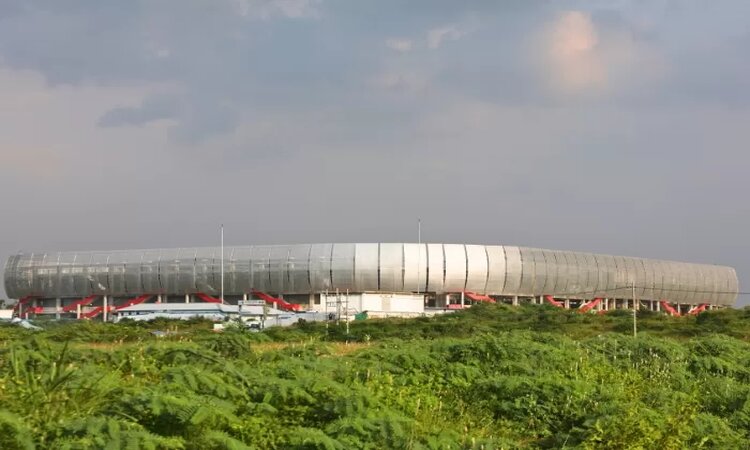 Proyek pembangunan Stadion Gelora Daha Jayati di Desa Bulusari, Tarokan yang tahap pertama dikerjakan oleh Pemkab Kediri akan dilanjutkan oleh Kementerian PUPR (FOTO: WAHYU ADJI/JPRK) - Image