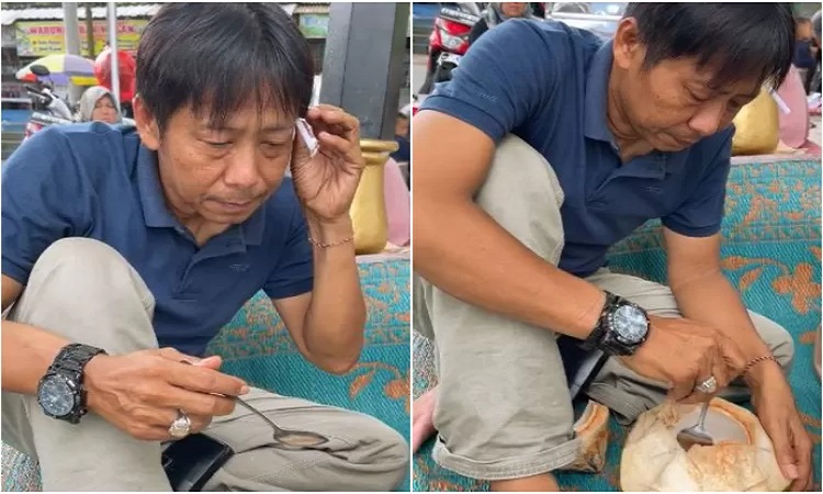 Seorang pria yang menyerupai Shin Tae-yong sedang menikmati minum air kelapa muda yang menjadi viral di media sosial. (tangkapan layar tiktok @sellyalsa_whila) - Image
