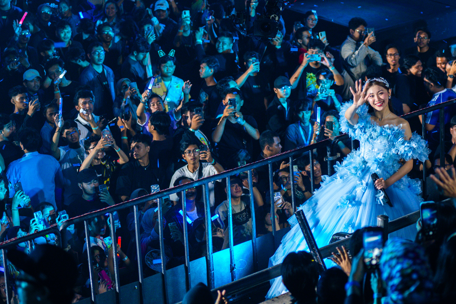 Shani saat menyapa penggemarnya di konser Last Voyage, Sabtu (27/4). - Image
