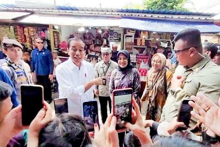 Presiden Joko Widodo didampingi Bupati Banyuwangi Ipuk Fiestiandani saat menyapa warga di Pasar Rogojampi, Banyuwangi. - Image