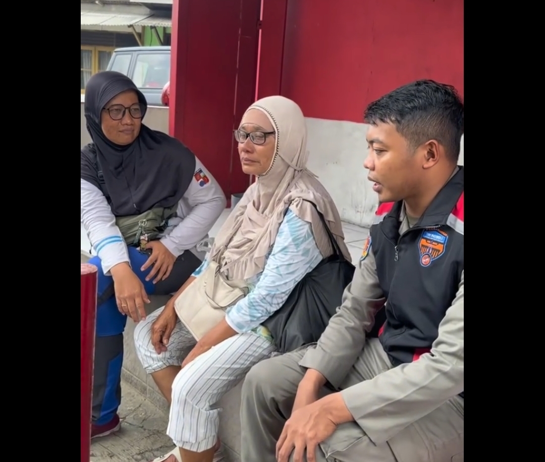 Seorang ibu yang viral mengemis sambil ngamuk-ngamuk akhirnya diamankan saat hendak melakukan aksinya di Bogor, Jawa Barat. (Instagram) - Image