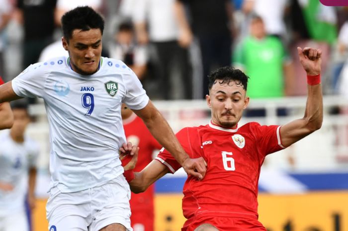 KALAH: Timnas Indonesia U-23 harus mengakui kekuatan Uzbekistan dengan dua gol yang bersarang di gawang Ernando Ari Sutaryadi. (AFC) - Image