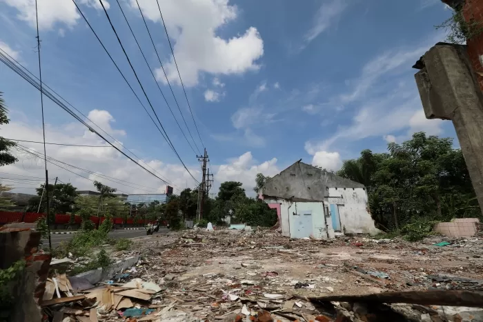 HARUS CEPAT: Warga di Kelurahan Semampir, Kota Kediri mulai mengosongkan bangunan mereka yang terdampak Tol Ki Agung. (FOTO: WAHYU ADJI/JPRK) - Image