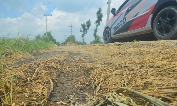 Pengguna jalan menghindari lubang jalan di Dusun Lengkong, Desa Jatigedong, Kecamatan Ploso, yang bakal diperbaiki pemerintah pusat (Ainul Hafidz/Radar Jombang) - Image