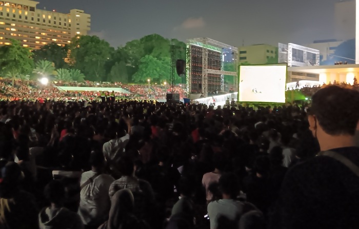 Ribuan orang memenuhi Lapangan Banteng, Jakarta Pusat, untuk nobar pertandingan Piala Asia U-23 antar Timnas Indonesia melawan Uzbekistan. (Royyan) - Image