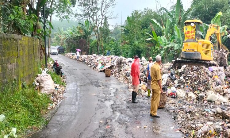 Proses pembersihan sampah yang menutup jalan provinsi di Desa Surjo, Kecamatan Bawang (Istimewa/Metro Pekalongan) - Image