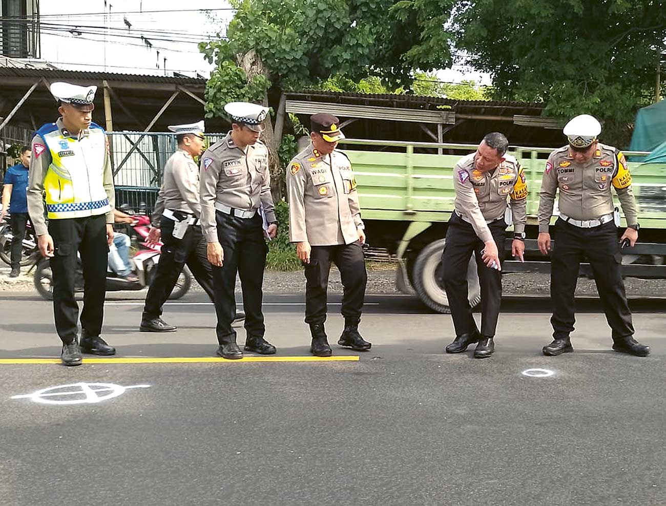 OLAH TKP: Dirlantas Polda Jatim Kombes Komarudin (dua dari kanan) dan Kapolres Probolinggo Kota AKBP Wadi Sa - Image