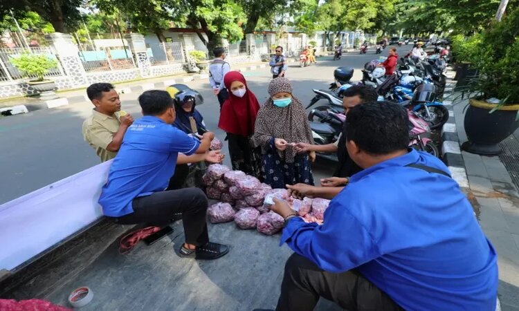 Kegiatan operasi pasar murah yang dilakukan oleh DKPP Kota Kediri sebagai respons terhadap kenaikan harga bawang merah di wilayah itu dalam dua bulan terakhir. /Wahyu Adji/Radar Kediri - Image