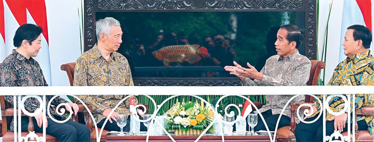 DIALOG: Presiden Jokowi (dua dari kanan) didampingi Menhan Prabowo Subianto berbincang dengan PM Lee Hsien Loong dan Deputi PM Lawrence Wong di Istana Bogor kemarin. - Image
