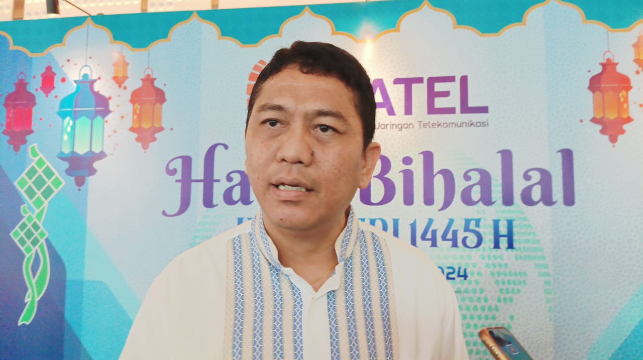 Ketua Umum Asosiasi Penyelenggara Jaringan Telekomunikasi (Apjatel), Jerry M. Swandy menanggapi kehadiran Starlink di Indonesia saat ditemui di sela acara Halalbihalal bersama Apjatel, Senin (29/4). - Image