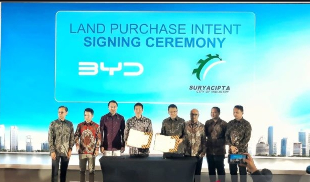 penandatanganan kerja sama PT BYD Motor Indonesia dengan PT Suryacipta Swadaya dalam pembangunan fasilitas pengembangan kendaraan listrik dilaksanakan di ajang PEVS 2024 - Image