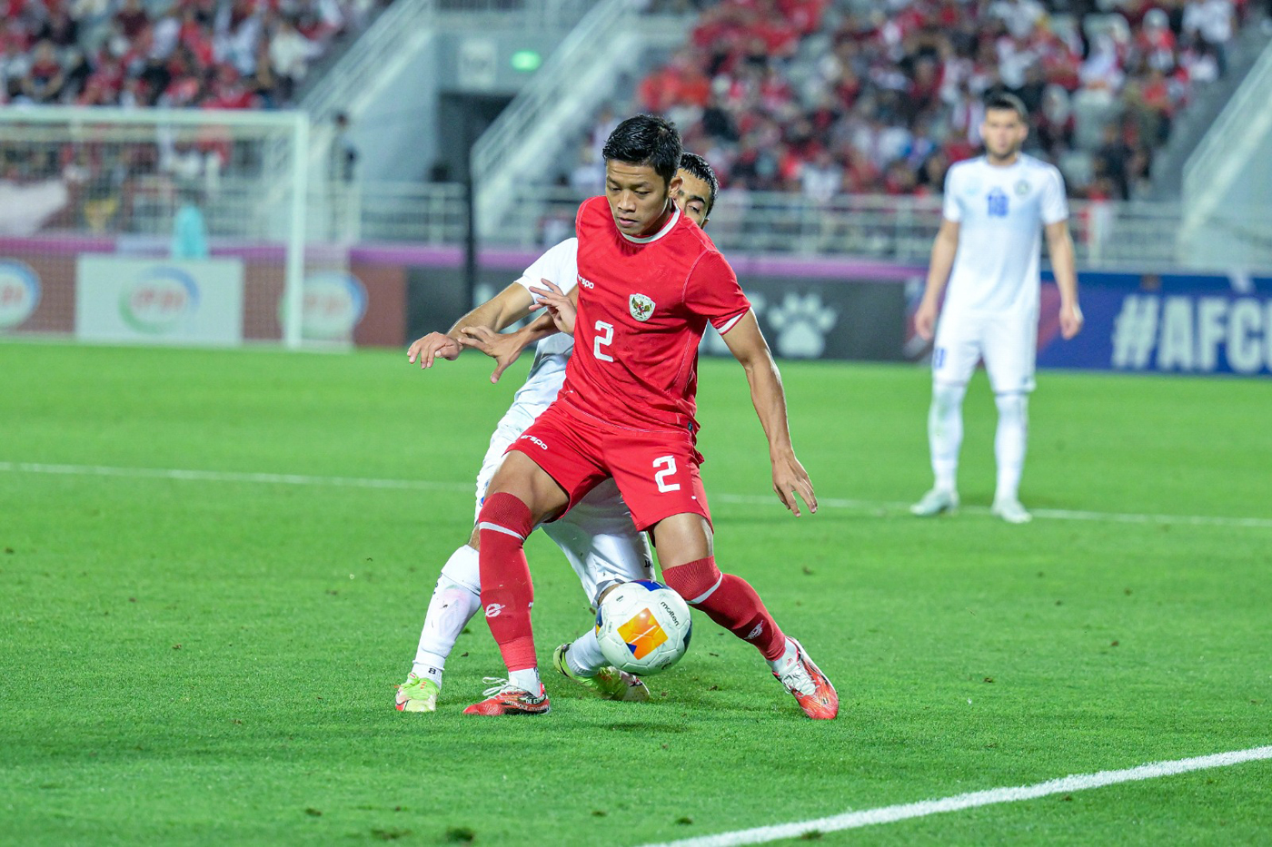 Pesepak bola Timnas Indonesia U-23 Ilham Rio Fahmi (kanan) mengamankan bola dari pesepak bola Timnas U-23 Uzbekistan pada babak semifinal Piala Asia U-23 2024 di Stadion Abdullah bin Khalifa, Doha, Qatar, Senin (29/4/2024). - Image