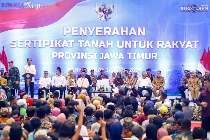 Pj Gubernur Jawa Timur Adhy Karyono mendampingi Presiden Joko Widodo dalam penyerahan 10.323 sertifikat tanah elektronik di Kabupaten Banyuwangi, Selasa (30/4). - Image