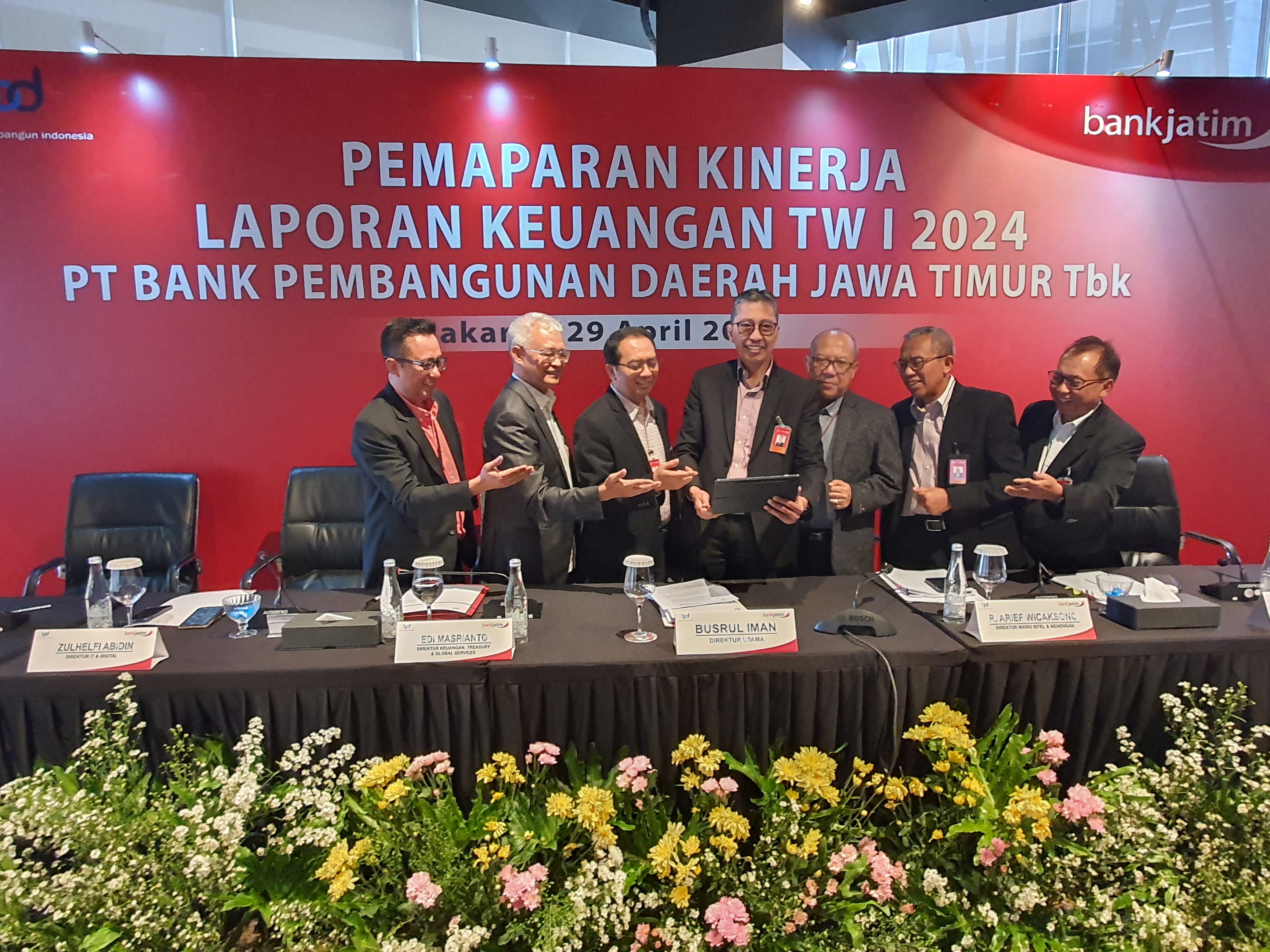Paparan kinerja laporan keuangan PT Bank Pembangunan Daerah Jawa Timur Tbk (Bank Jatim) di kawasan SCBD, kemarin (29/4). - Image