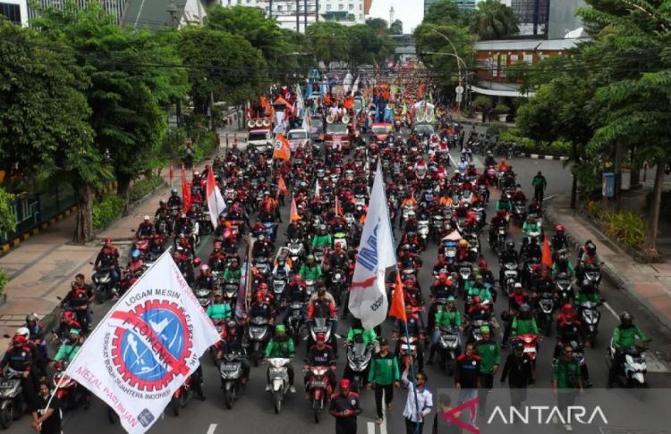 Ribuan buruh melakukan konvoi di Jalan Basuki Rahmat, Surabaya, Jawa Timur, Senin (1/5/2023). (ANTARA FOTO/Didik Suhartono/pras) - Image