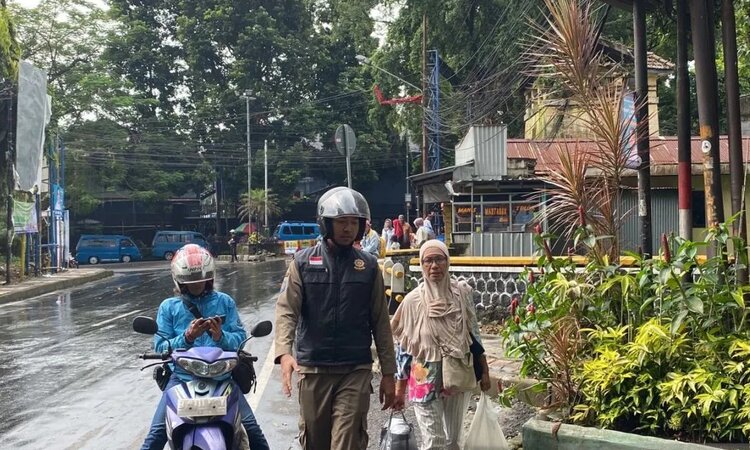 Proses penertiban terhadap pengemis viral bernama Rosmini oleh Dinsos dan Satpol PP Kota Bogor pada hari Minggu (28/4) lalu. /Dok. Dinsos Kota Bogor - Image