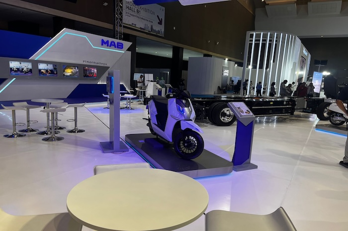 Kehadiran MAB di PEVS 2024 menampilkan sepeda motor listrik. (RianAlfianto/JawaPos.com). - Image