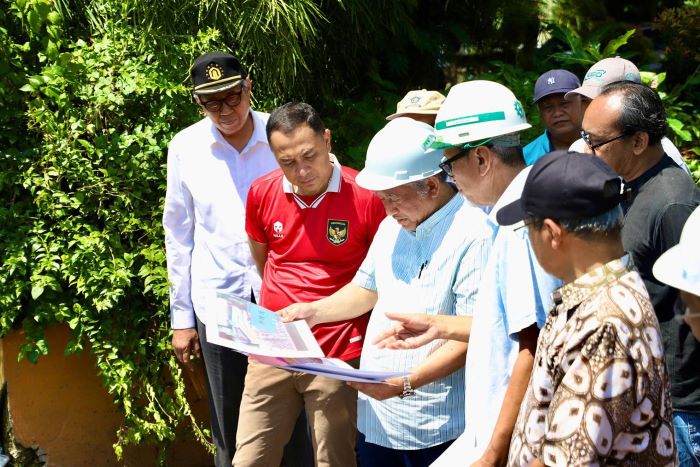 Wali Kota Eri Cahyadi bersama Ketua Yarsis Mohammad Nuh tinjau lokasi kerja sama pengelolaan bozem dan taman di Jalan Tenggilis Tengah I. - Image