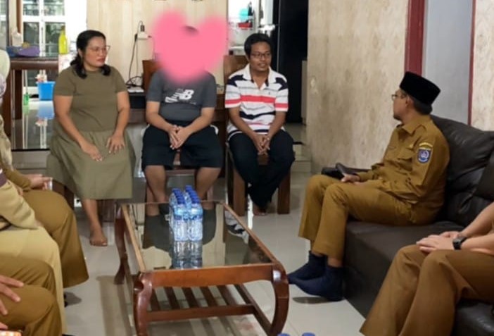 Wakil Wali Kota Depok Imam Budi Hartono menjenguk bocah korban begal di Kawasan Pancoran Mas. - Image
