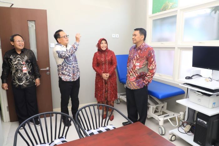 Pj Gubernur Jawa Timur Adhy Karyono resmikan Gedung Instalasi Rawat Jalan dan Penunjang Terpadu RSUD Husada Prima, Surabaya, Rabu (1/5). - Image