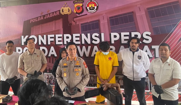 Polisi menangkap pria berinisial YPS, 27, tersangka pencabulan dan tindakan asusila terhadap anak di bawah umur yang viral di media sosial. - Image