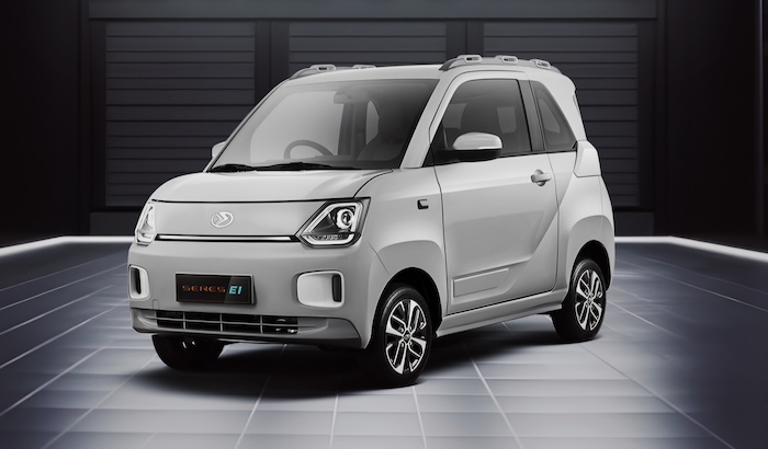 Wuling AirEV bukannya tanpa lawan. Jangan lupa, ada merek lainnya dari DFSK yakni Seres E1. Tapi sayang, kurang laku. - Image