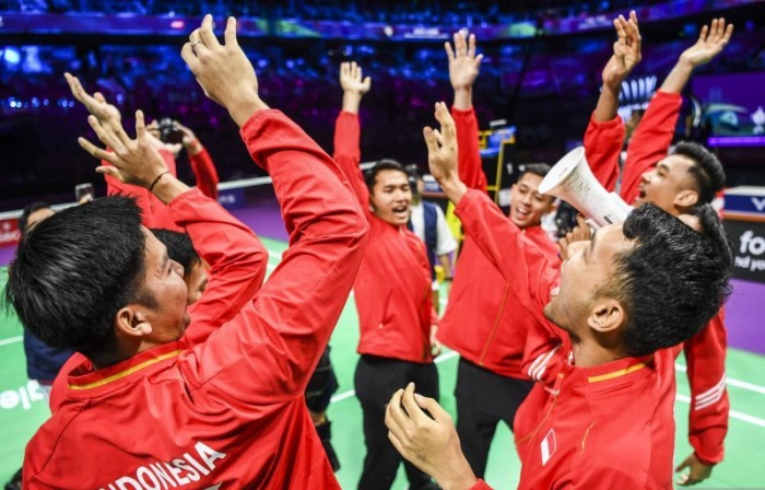 Tim bulu tangkis putra Indonesia meneriakan yel-yel sebelum bertanding melawan India dalam babak kualifikasi grup Piala Thomas 2024 di Chengdu Hi Tech Zone Sports Center Gymnasium, Tiongkok. - Image