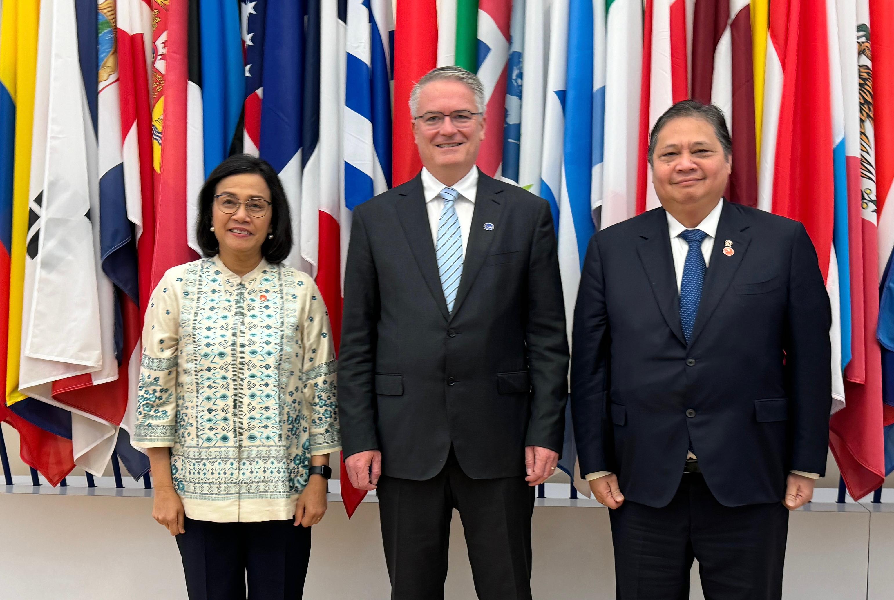 Menteri Koordinator Bidang Perekonomian Airlangga Hartarto dan Menteri Keuangan Sri Mulyani bersama Sekretaris Jenderal OECD Mathias Cormann di markas besar OECD di Chateau de la Muette, Paris. (Ist) - Image