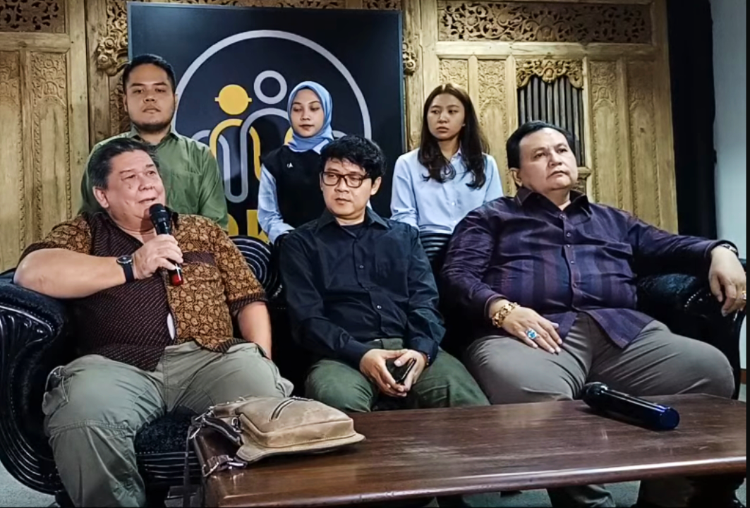 Komisioner LMKN Johnny Maukar (kiri) bersama pencipta lagu Ari Bias (tengah) dan kuasa hukumnya, Minola Sebayang. - Image
