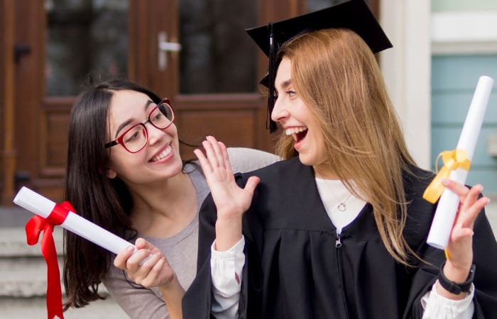 Ilustrasi perempuan yang sedang ikut merayakan wisuda temannya menunjukkan bahwa dia adalah sahabat yang setia dan selalu mendukung (freepik) - Image