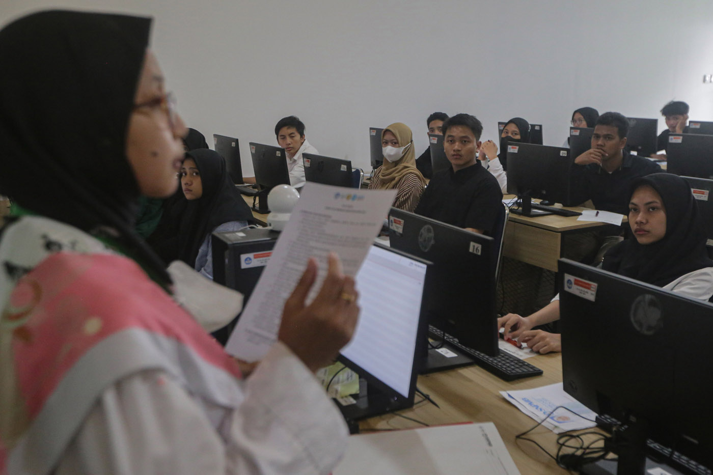 Sejumlah peserta menunggu dimuainya pelaksanaan Ujian Tulis Berbasis Komputer (UTBK) untuk Seleksi Nasional Berbasis Tes (SNBT) 2024 di Universitas Pembangunan Nasional “Veteran” Jakarta - Image