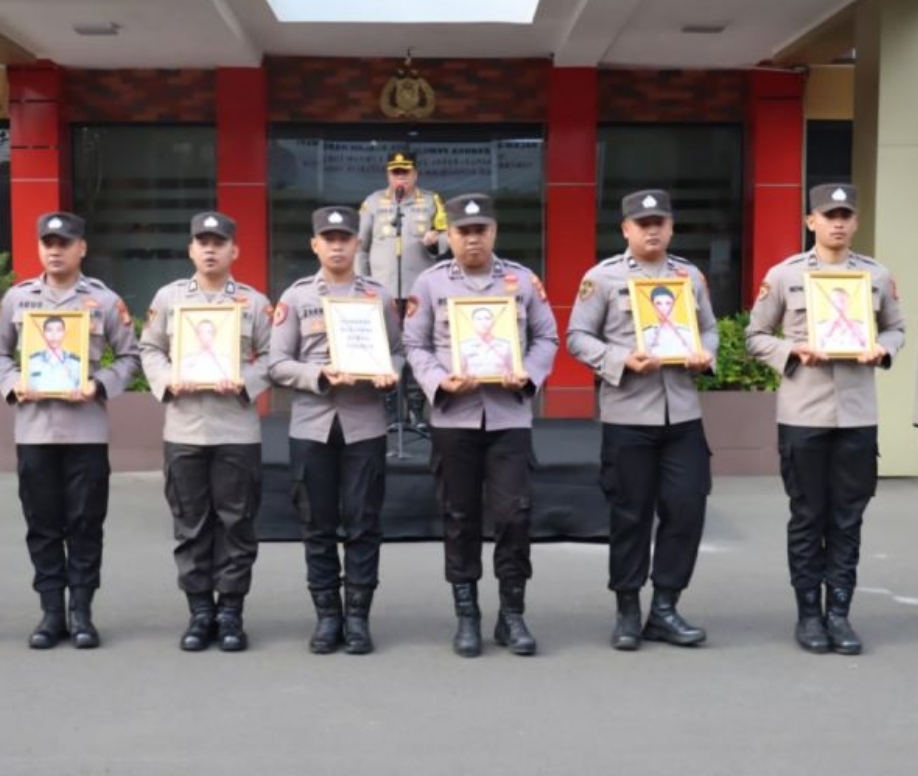 Polres Metro Jakarta Selatan memecat atau PTDH kepada enam anggotanya yang terlibat kasus narkoba dan tidak masuk kerja (desersi) - Image