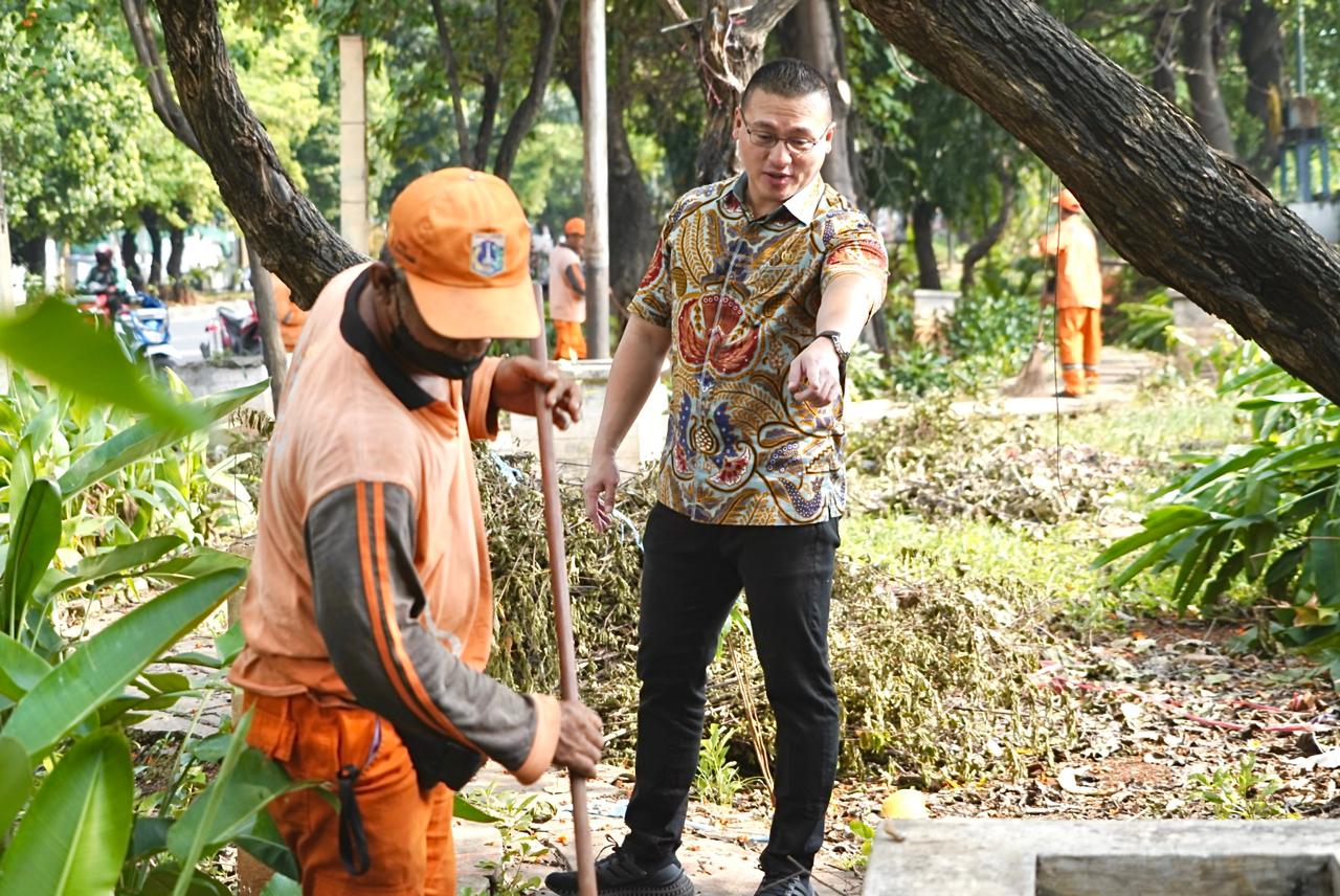 Anggota DPRD DKI Hardiyanto Kenneth saat sidak ke RTH Tubagus Angke, Kamis (2/5). - Image