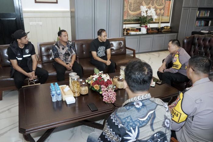 Tim Official Persebaya bersilaturahmi ke Polrestabes Surabaya, Jumat (3/5). - Image