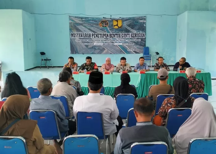 Warga mengikuti musyawarah hasil appraisal, penaksiran harga tanah terdampak Tol Kediri-Tulungagung. - Image