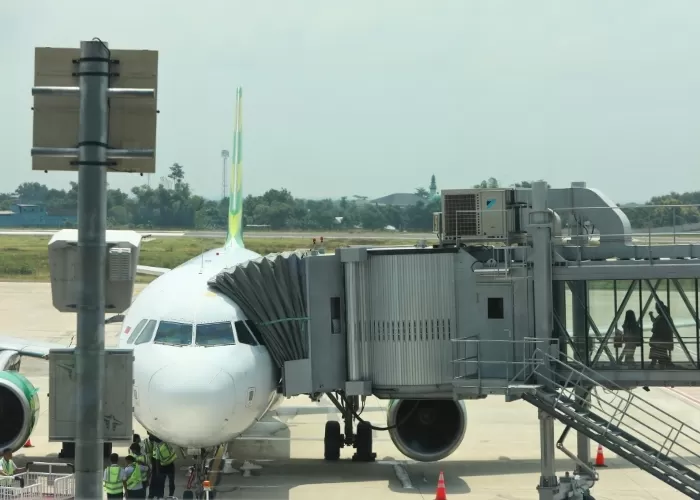 Penumpang berjalan di garbarata menuju ke pesawat di Bandara Internasional Dhoho Kediri. Tahun ini belum bisa melayani penerbangan jemaah haji (FOTO: WAHYU ADJI/JPRK) - Image