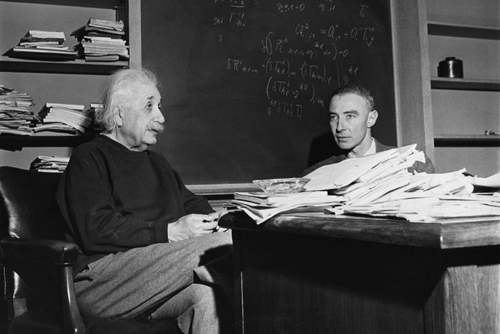 Fisikawan jenius Albert Einstein dan Bapak bom nuklir J. Robert Oppenheimer./(Pinterest/El País) - Image