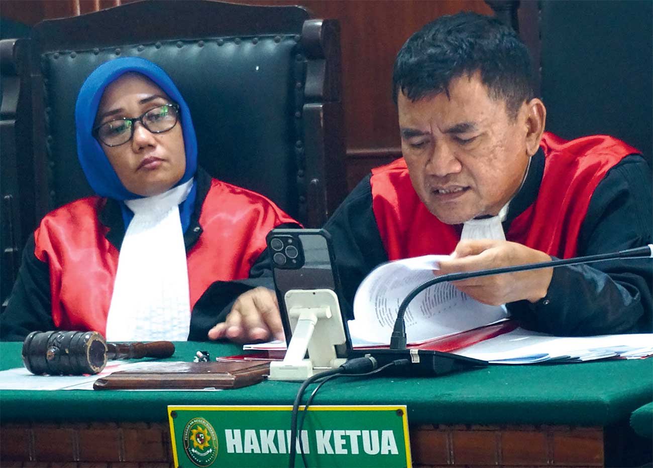 BERDAMAI: Ketua Majelis Hakim Widiarso membacakan putusan untuk terdakwa Nurdin di Pengadilan Negeri Surabaya. - Image