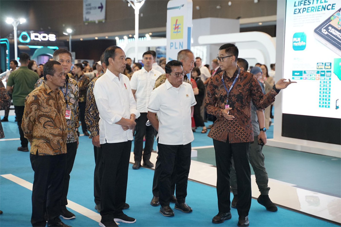 Direktur Utama PLN, Darmawan Prasodjo dihadapan Presiden Joko Widodo dalam acara Periklindo Electric Vehicle Show (PEVS) 2024, di JIExpo Kemayoran, Jumat (3/5). - Image
