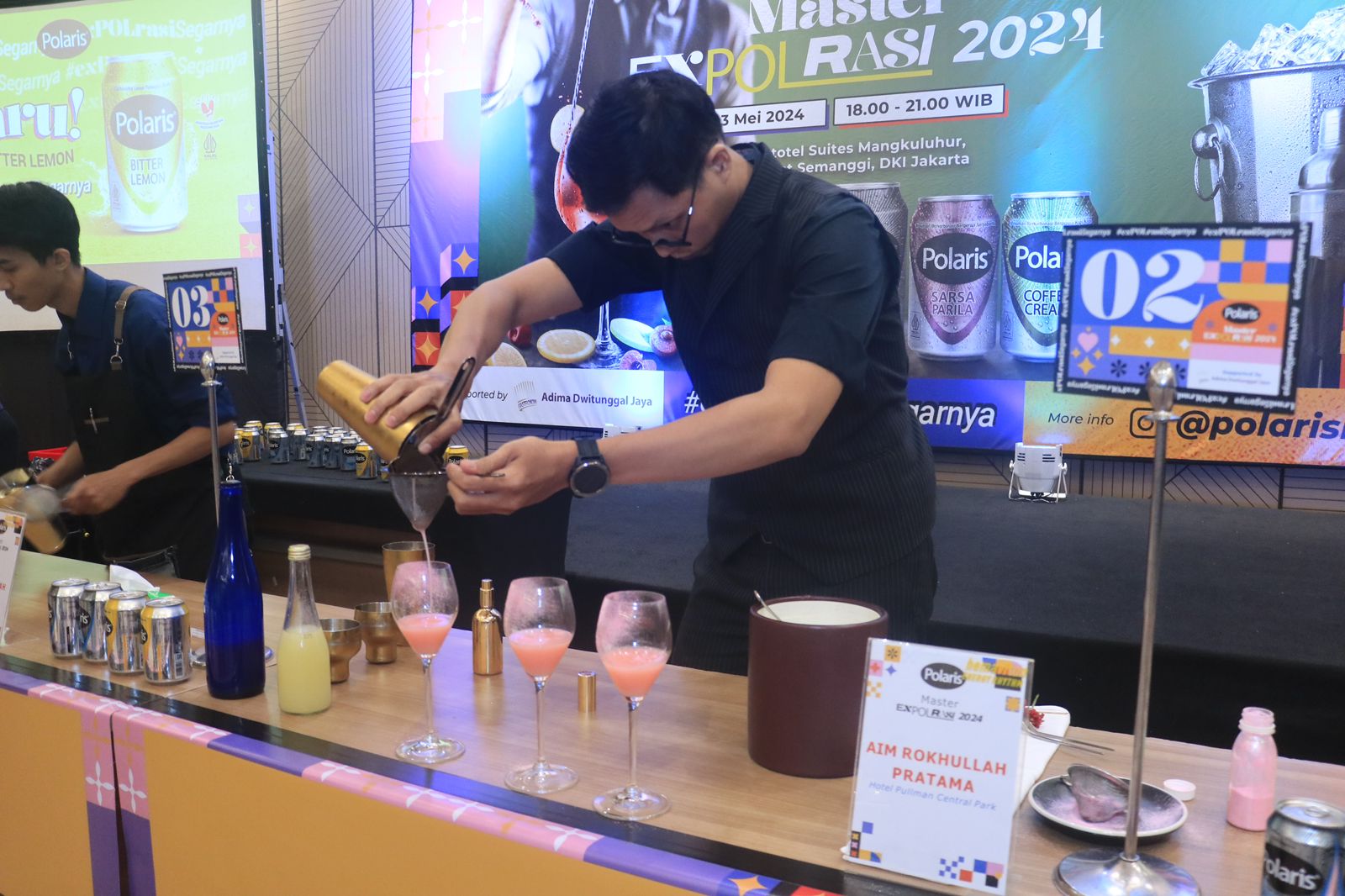 Salah satu finalis sedang meracik menu minuman yang akan dilombakan di depan para juri kompetisi Mixologist yang bertajuk Polaris Master ExPOLrasi 2024. (Istimewa) - Image